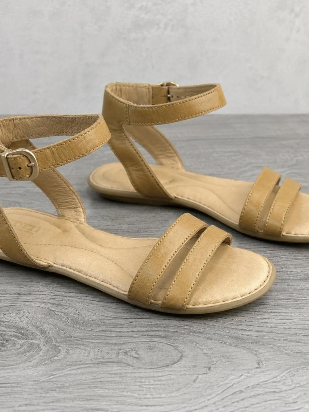BORN Women’s Size 9 M Tan Leather Strappy Ankle Strap Comfort Sandals